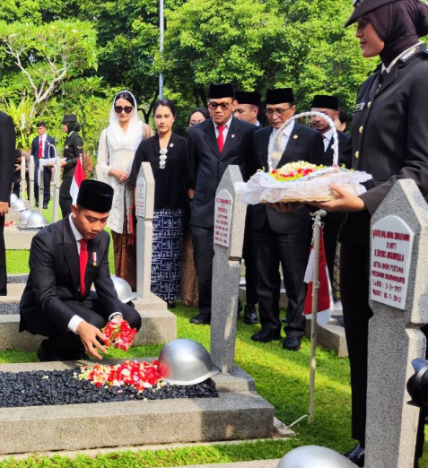 Wapres Gibran Memimpin Upacara Hari Pahlawan di TMP Kalibata